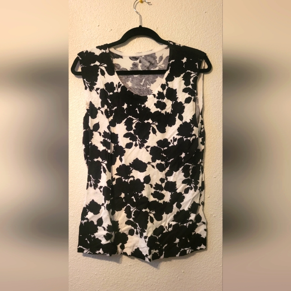 Black and white floral knit Top